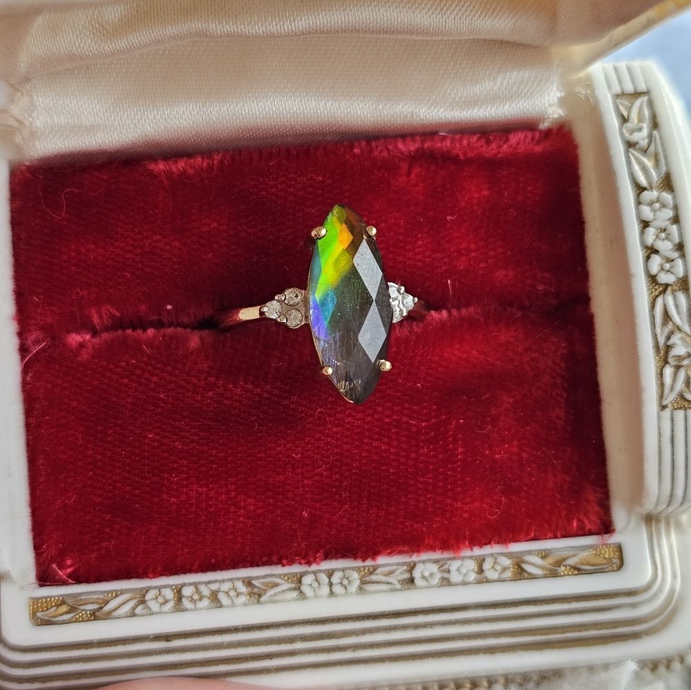 RARE!! 10k ammolite ring size 7 1/4. Stamped 10k. Genuine ammolite with what app